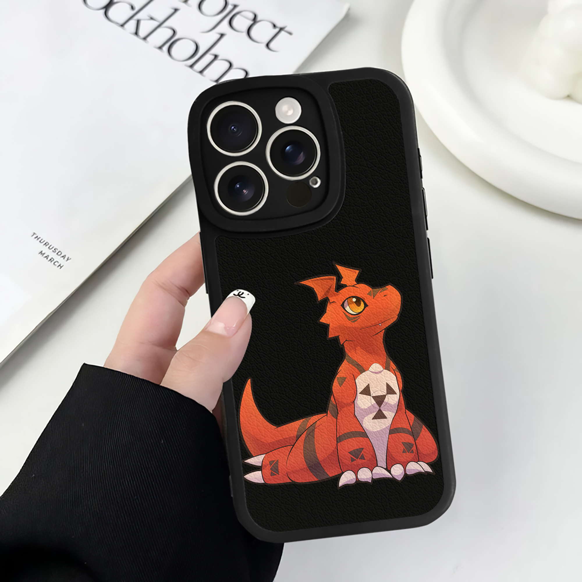 （画像用） Digimon デジタルモンスター/デジモン 【iPhone 16シリーズ対応】シリコンスマホケース（レザー調） 材質：シリコン